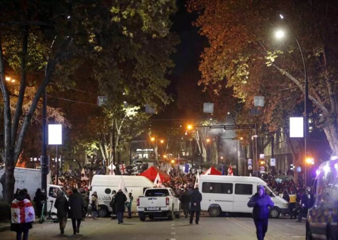 Gürcistan’da yol kapatıp çadır kuran protestoculara polis müdahalesi