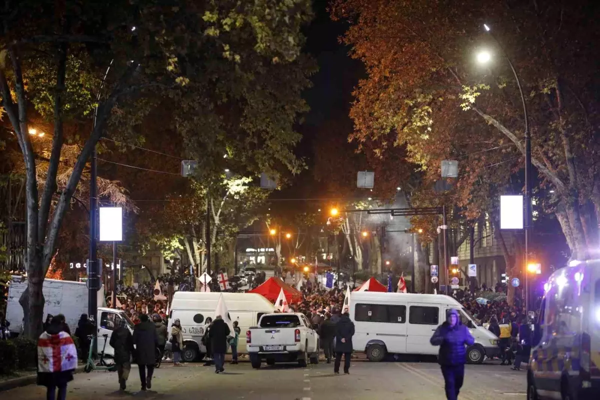 Gürcistan’da yol kapatıp çadır kuran protestoculara polis müdahalesi